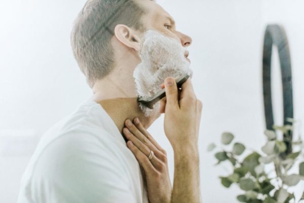 髭を剃る男性